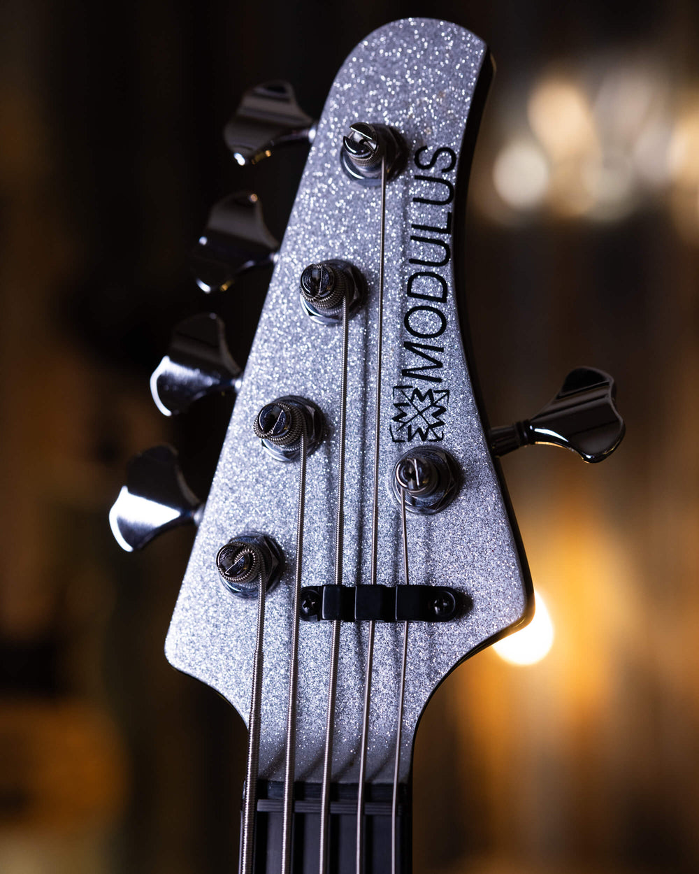 Modulus Funk Unlimited 5 Silver Sparkle 2008 - Bajo Eléctrico | Ubicada en el corazón de la próspera escena musical del Área de la Bahía de San Francisco, Modulus Graphite comenzó a fabricar instrumentos excepcionales hechos a mano en 1978. La especialida