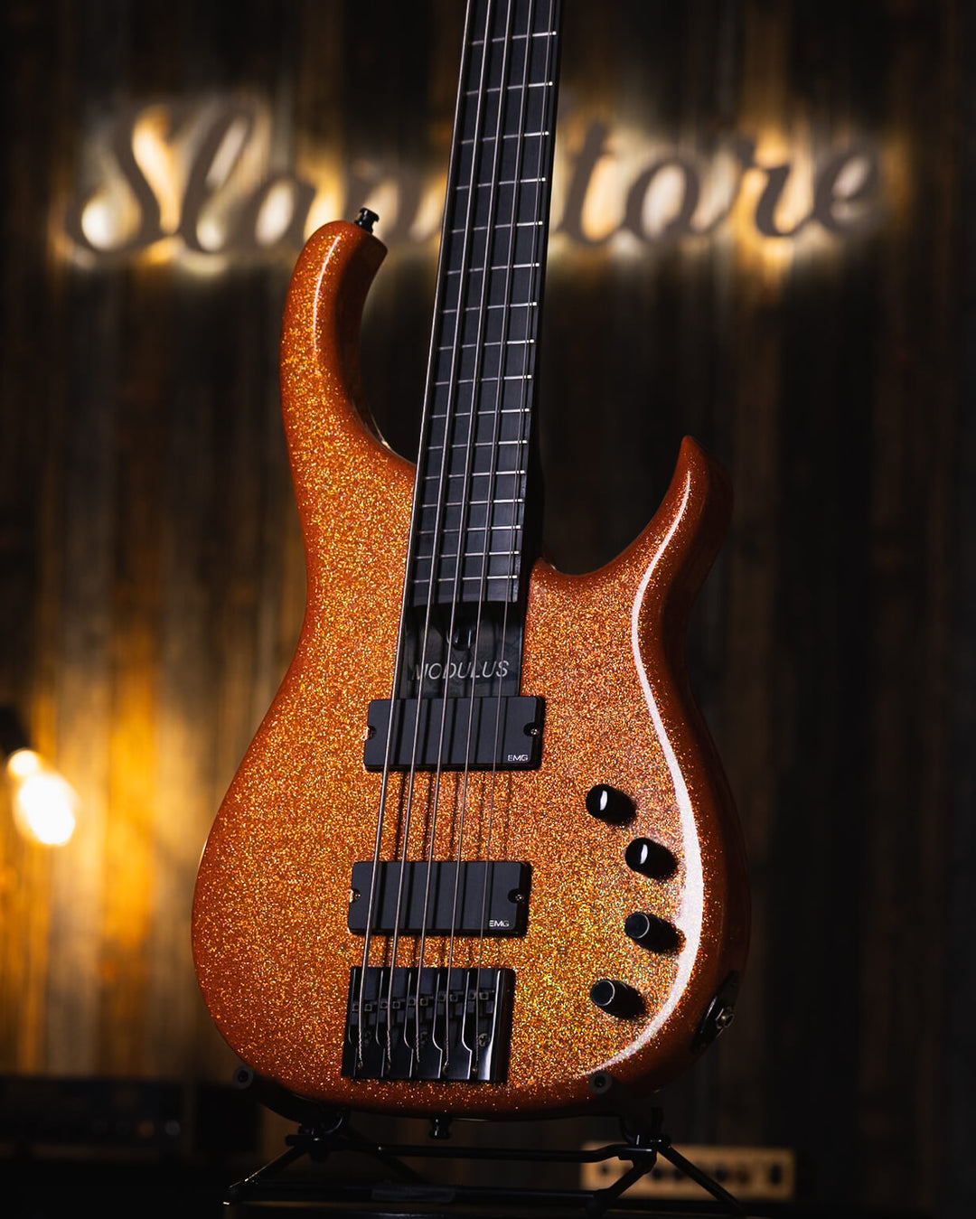 Modulus Quantum 5 Orange Sparkle 2001 - Bajo Eléctrico | Ubicada en el corazón de la próspera escena musical del Área de la Bahía de San Francisco, Modulus Graphite comenzó a fabricar instrumentos excepcionales hechos a mano en 1978. La especialidad de Mo