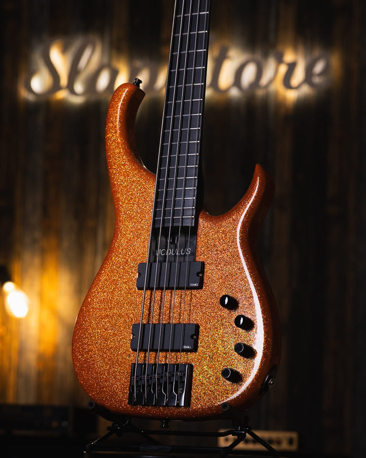 Modulus Quantum 5 Orange Sparkle 2001 - Bajo Eléctrico | Ubicada en el corazón de la próspera escena musical del Área de la Bahía de San Francisco, Modulus Graphite comenzó a fabricar instrumentos excepcionales hechos a mano en 1978. La especialidad de Mo
