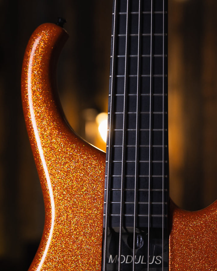 Modulus Quantum 5 Orange Sparkle 2001 - Bajo Eléctrico | Ubicada en el corazón de la próspera escena musical del Área de la Bahía de San Francisco, Modulus Graphite comenzó a fabricar instrumentos excepcionales hechos a mano en 1978. La especialidad de Mo