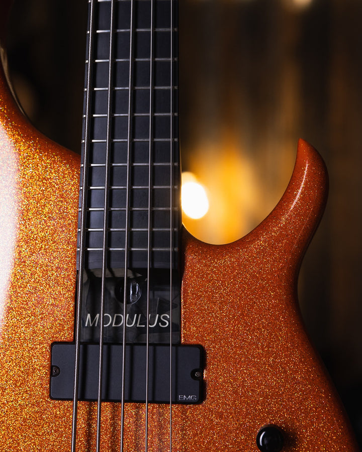Modulus Quantum 5 Orange Sparkle 2001 - Bajo Eléctrico | Ubicada en el corazón de la próspera escena musical del Área de la Bahía de San Francisco, Modulus Graphite comenzó a fabricar instrumentos excepcionales hechos a mano en 1978. La especialidad de Mo
