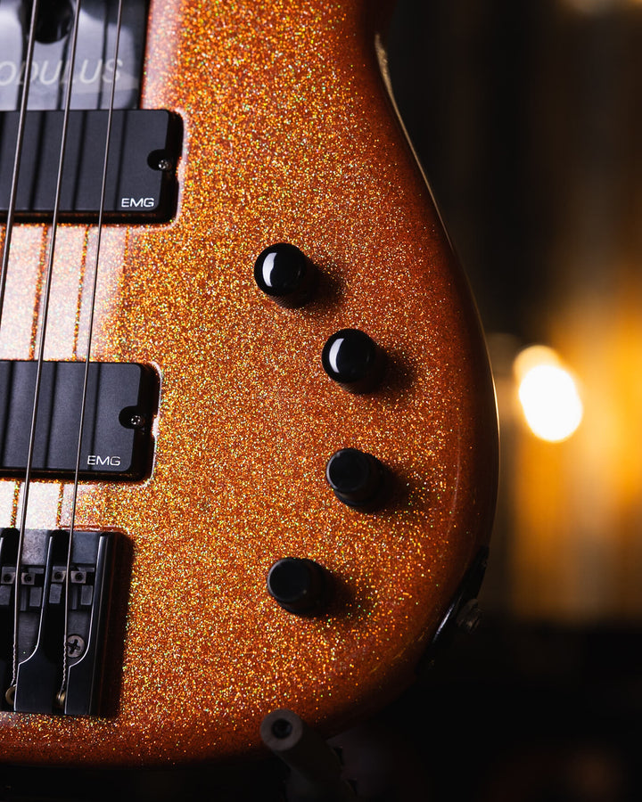 Modulus Quantum 5 Orange Sparkle 2001 - Bajo Eléctrico | Ubicada en el corazón de la próspera escena musical del Área de la Bahía de San Francisco, Modulus Graphite comenzó a fabricar instrumentos excepcionales hechos a mano en 1978. La especialidad de Mo