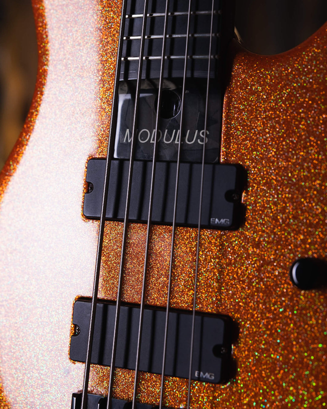 Modulus Quantum 5 Orange Sparkle 2001 - Bajo Eléctrico | Ubicada en el corazón de la próspera escena musical del Área de la Bahía de San Francisco, Modulus Graphite comenzó a fabricar instrumentos excepcionales hechos a mano en 1978. La especialidad de Mo