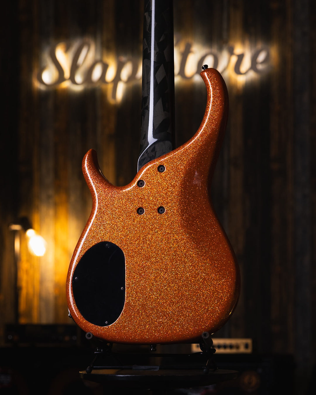 Modulus Quantum 5 Orange Sparkle 2001 - Bajo Eléctrico | Ubicada en el corazón de la próspera escena musical del Área de la Bahía de San Francisco, Modulus Graphite comenzó a fabricar instrumentos excepcionales hechos a mano en 1978. La especialidad de Mo
