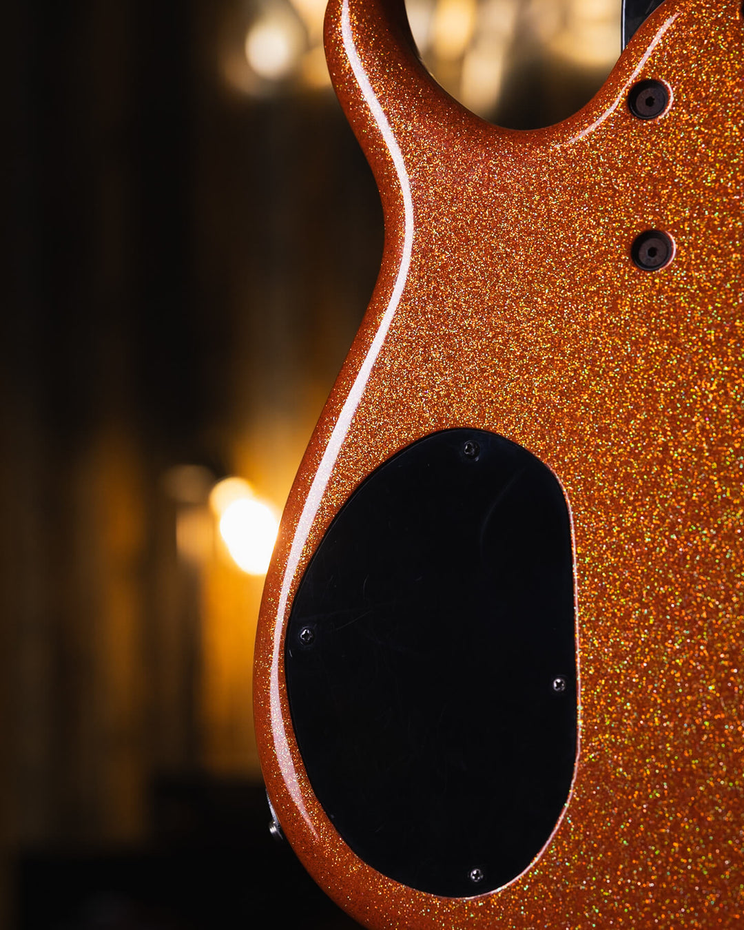 Modulus Quantum 5 Orange Sparkle 2001 - Bajo Eléctrico | Ubicada en el corazón de la próspera escena musical del Área de la Bahía de San Francisco, Modulus Graphite comenzó a fabricar instrumentos excepcionales hechos a mano en 1978. La especialidad de Mo