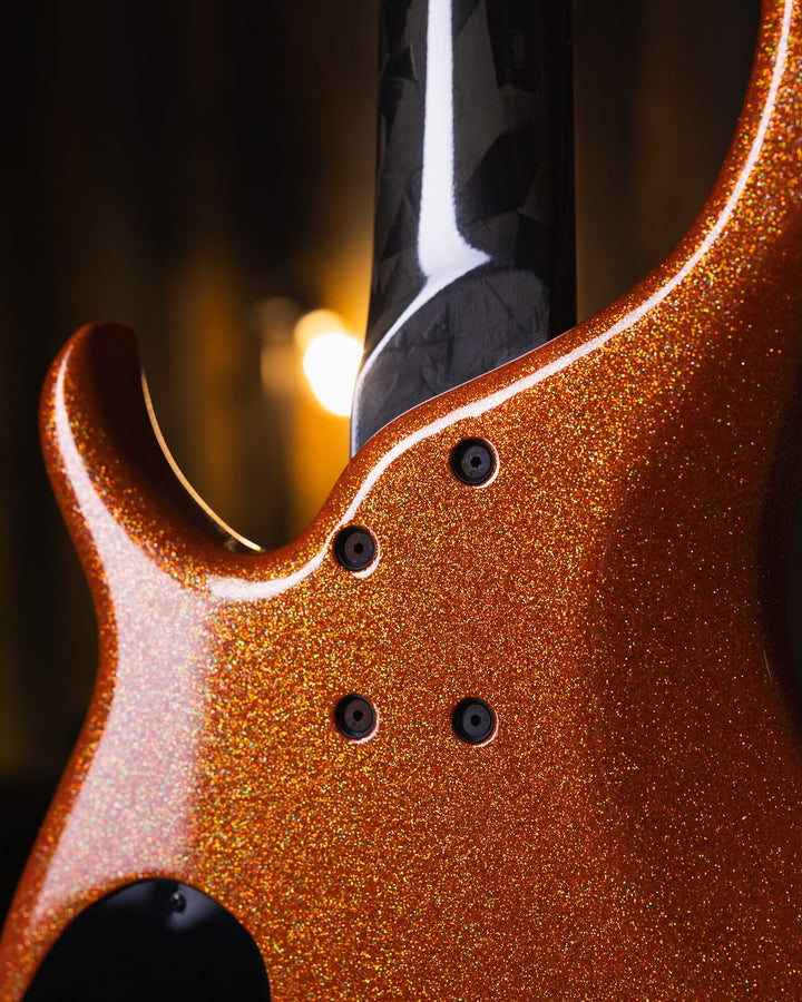 Modulus Quantum 5 Orange Sparkle 2001 - Bajo Eléctrico | Ubicada en el corazón de la próspera escena musical del Área de la Bahía de San Francisco, Modulus Graphite comenzó a fabricar instrumentos excepcionales hechos a mano en 1978. La especialidad de Mo