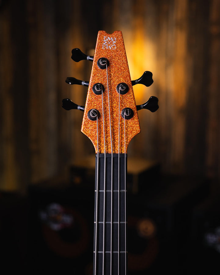 Modulus Quantum 5 Orange Sparkle 2001 - Bajo Eléctrico | Ubicada en el corazón de la próspera escena musical del Área de la Bahía de San Francisco, Modulus Graphite comenzó a fabricar instrumentos excepcionales hechos a mano en 1978. La especialidad de Mo