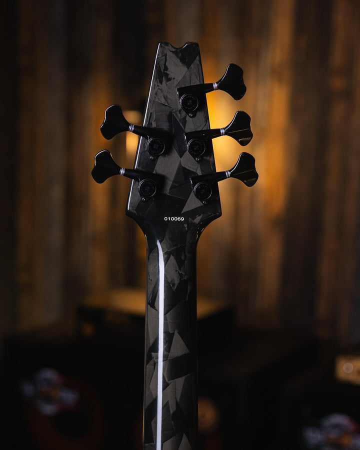 Modulus Quantum 5 Orange Sparkle 2001 - Bajo Eléctrico | Ubicada en el corazón de la próspera escena musical del Área de la Bahía de San Francisco, Modulus Graphite comenzó a fabricar instrumentos excepcionales hechos a mano en 1978. La especialidad de Mo