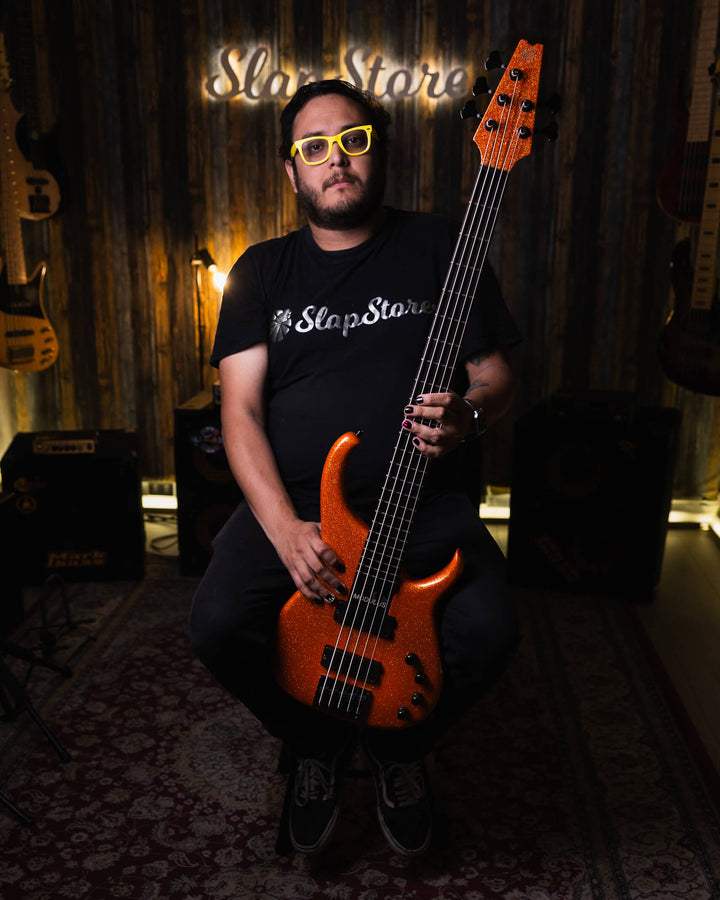 Modulus Quantum 5 Orange Sparkle 2001 - Bajo Eléctrico | Ubicada en el corazón de la próspera escena musical del Área de la Bahía de San Francisco, Modulus Graphite comenzó a fabricar instrumentos excepcionales hechos a mano en 1978. La especialidad de Mo