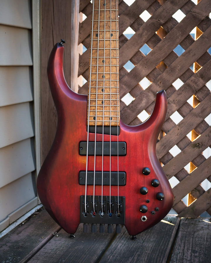 MTD H30D5-RA5 Ruddy Red (End-2022) - Bajo Eléctrico | Cuerpo • Modelo: H30D5-RA5• Madera: Alder • Terminación: Ruddy Red Matte Brazo • Madera: Maple • Perfil: Asymmetric• Terminación: Clear • Espaciado: 18 mm• Escala: 30” • Nuez: Graphite Diapasón • Mader