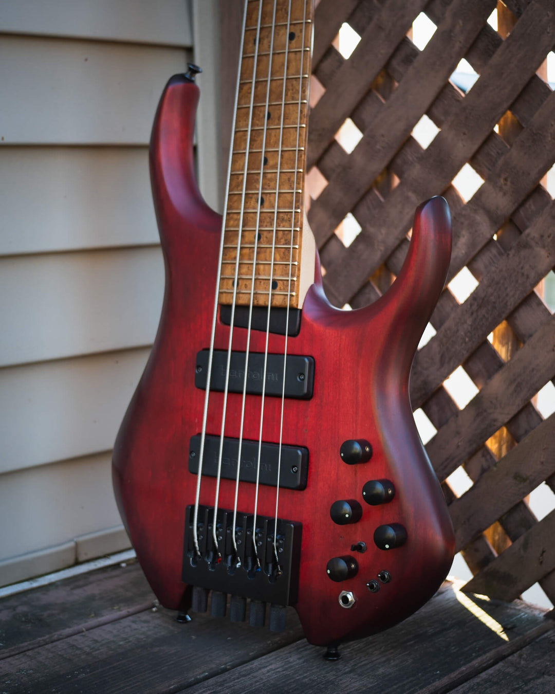 MTD H30D5-RA5 Ruddy Red (End-2022) - Bajo Eléctrico | Cuerpo • Modelo: H30D5-RA5• Madera: Alder • Terminación: Ruddy Red Matte Brazo • Madera: Maple • Perfil: Asymmetric• Terminación: Clear • Espaciado: 18 mm• Escala: 30” • Nuez: Graphite Diapasón • Mader