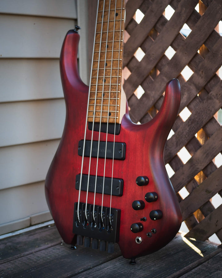 MTD H30D5-RA5 Ruddy Red (End-2022) - Bajo Eléctrico | Cuerpo • Modelo: H30D5-RA5• Madera: Alder • Terminación: Ruddy Red Matte Brazo • Madera: Maple • Perfil: Asymmetric• Terminación: Clear • Espaciado: 18 mm• Escala: 30” • Nuez: Graphite Diapasón • Mader