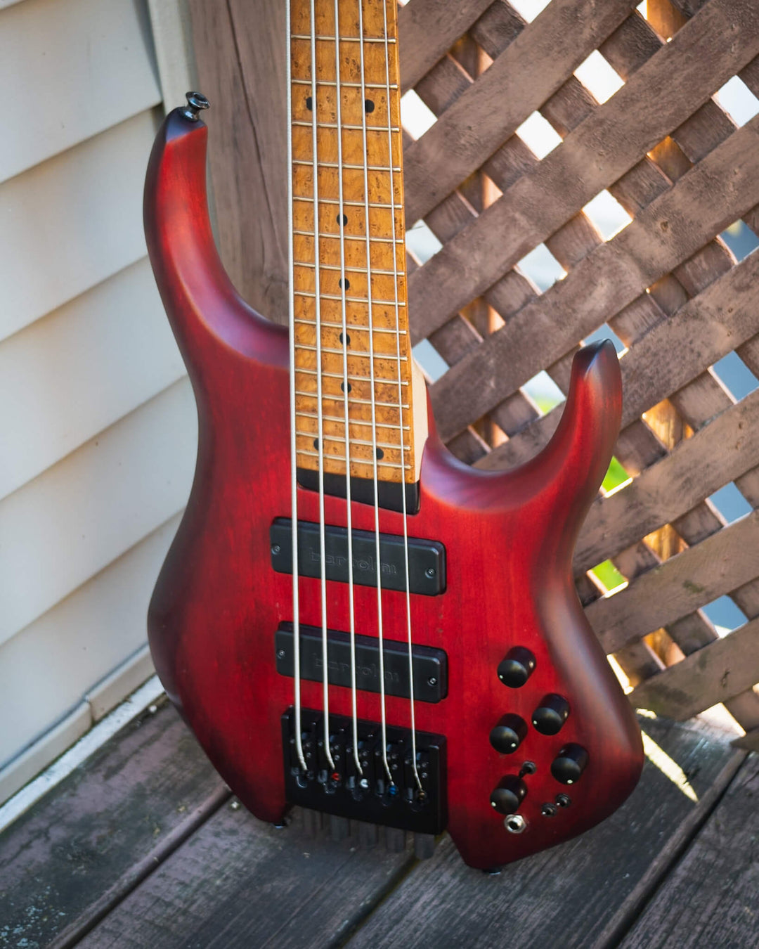 MTD H30D5-RA5 Ruddy Red (End-2022) - Bajo Eléctrico | Cuerpo • Modelo: H30D5-RA5• Madera: Alder • Terminación: Ruddy Red Matte Brazo • Madera: Maple • Perfil: Asymmetric• Terminación: Clear • Espaciado: 18 mm• Escala: 30” • Nuez: Graphite Diapasón • Mader