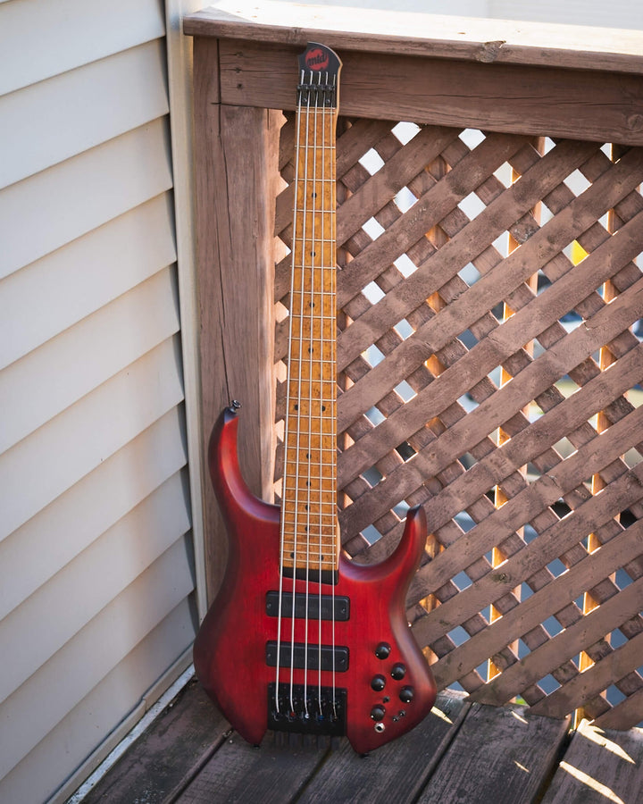 MTD H30D5-RA5 Ruddy Red (End-2022) - Bajo Eléctrico | Cuerpo • Modelo: H30D5-RA5• Madera: Alder • Terminación: Ruddy Red Matte Brazo • Madera: Maple • Perfil: Asymmetric• Terminación: Clear • Espaciado: 18 mm• Escala: 30” • Nuez: Graphite Diapasón • Mader