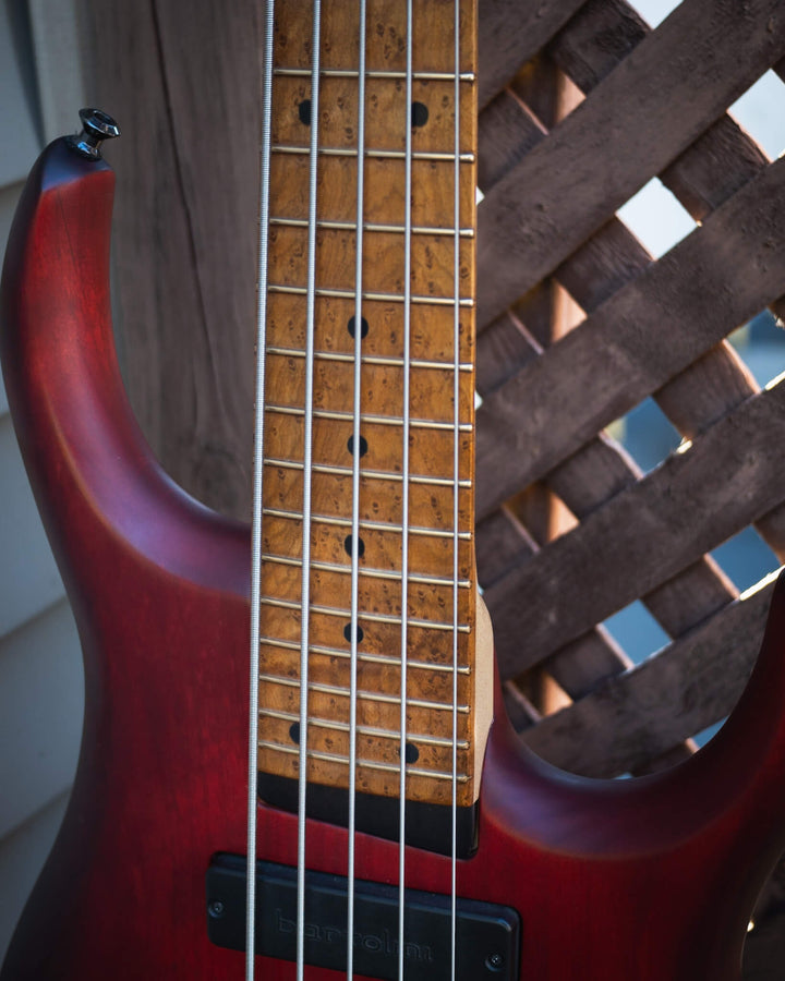 MTD H30D5-RA5 Ruddy Red (End-2022) - Bajo Eléctrico | Cuerpo • Modelo: H30D5-RA5• Madera: Alder • Terminación: Ruddy Red Matte Brazo • Madera: Maple • Perfil: Asymmetric• Terminación: Clear • Espaciado: 18 mm• Escala: 30” • Nuez: Graphite Diapasón • Mader