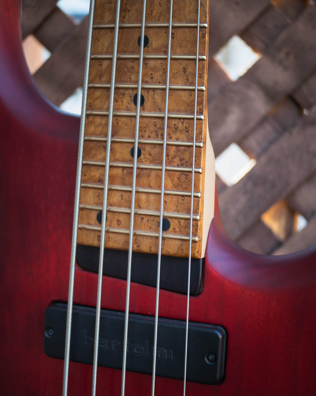 MTD H30D5-RA5 Ruddy Red (End-2022) - Bajo Eléctrico | Cuerpo • Modelo: H30D5-RA5• Madera: Alder • Terminación: Ruddy Red Matte Brazo • Madera: Maple • Perfil: Asymmetric• Terminación: Clear • Espaciado: 18 mm• Escala: 30” • Nuez: Graphite Diapasón • Mader