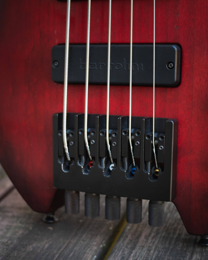 MTD H30D5-RA5 Ruddy Red (End-2022) - Bajo Eléctrico | Cuerpo • Modelo: H30D5-RA5• Madera: Alder • Terminación: Ruddy Red Matte Brazo • Madera: Maple • Perfil: Asymmetric• Terminación: Clear • Espaciado: 18 mm• Escala: 30” • Nuez: Graphite Diapasón • Mader