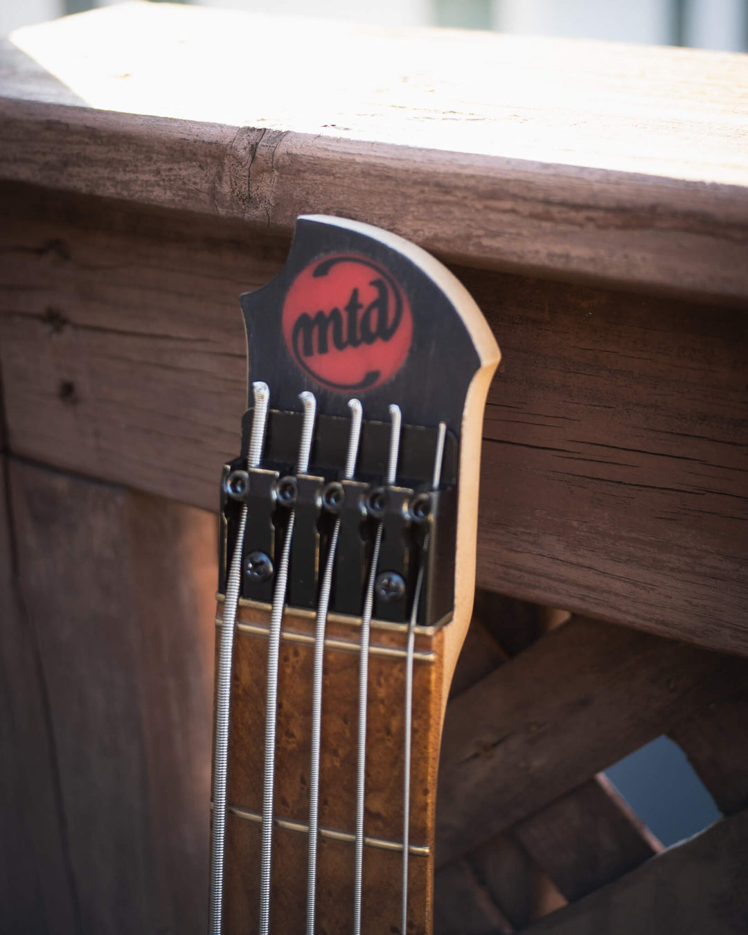 MTD H30D5-RA5 Ruddy Red (End-2022) - Bajo Eléctrico | Cuerpo • Modelo: H30D5-RA5• Madera: Alder • Terminación: Ruddy Red Matte Brazo • Madera: Maple • Perfil: Asymmetric• Terminación: Clear • Espaciado: 18 mm• Escala: 30” • Nuez: Graphite Diapasón • Mader