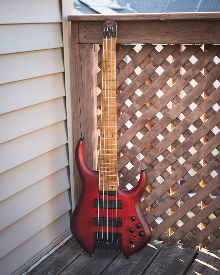 MTD H30D5-RA5 Ruddy Red (End-2022) - Bajo Eléctrico | Cuerpo • Modelo: H30D5-RA5• Madera: Alder • Terminación: Ruddy Red Matte Brazo • Madera: Maple • Perfil: Asymmetric• Terminación: Clear • Espaciado: 18 mm• Escala: 30” • Nuez: Graphite Diapasón • Mader