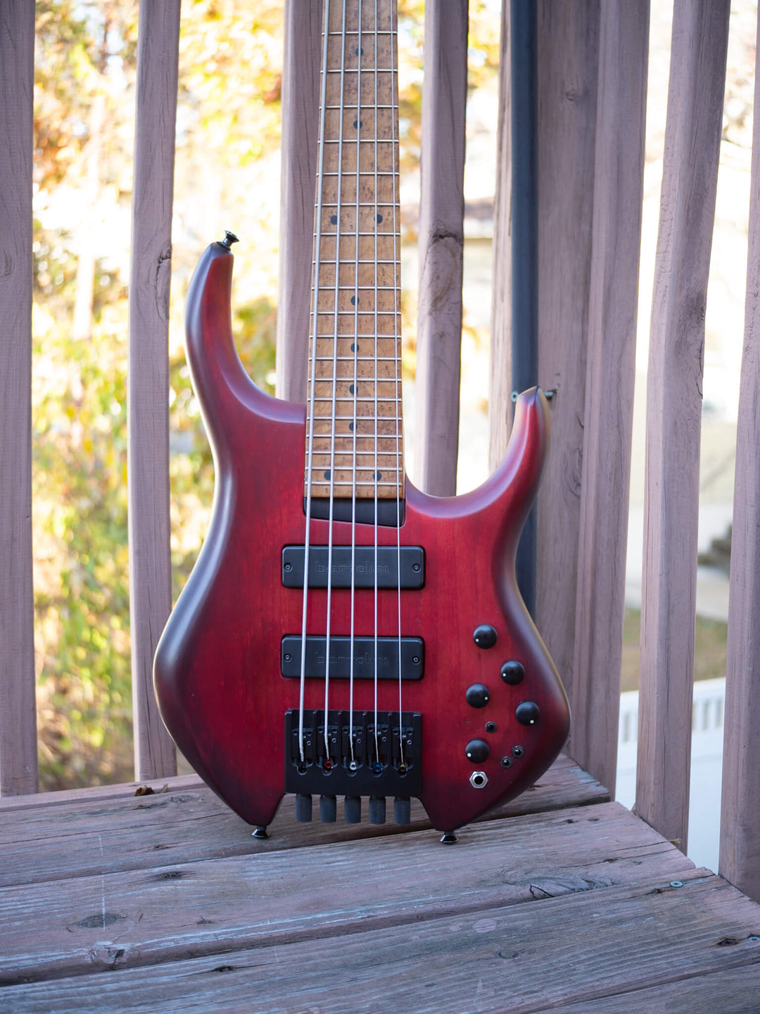 MTD H30D5-RA5 Ruddy Red (End-2022) - Bajo Eléctrico | Cuerpo • Modelo: H30D5-RA5• Madera: Alder • Terminación: Ruddy Red Matte Brazo • Madera: Maple • Perfil: Asymmetric• Terminación: Clear • Espaciado: 18 mm• Escala: 30” • Nuez: Graphite Diapasón • Mader