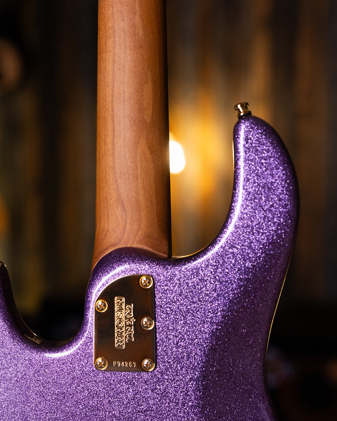Musicman Stringray 5 Special 5 H Amethyst Sparkle 2021 - Bajo Eléctrico | El primer bajo diseñado completamente por Ernie Ball MusicMan, el Stingray 5, apareció en 1987 y desde ese momento se ha convertido en un estándar de la industria. El StingRay5 sati
