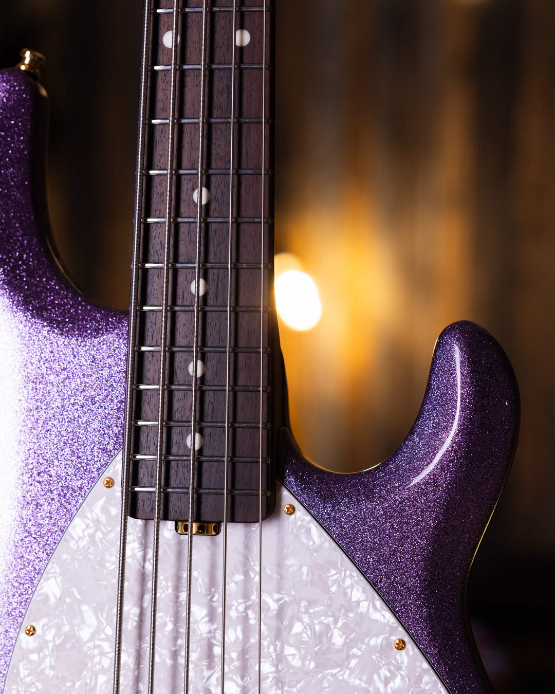 Musicman Stringray 5 Special 5 H Amethyst Sparkle 2021 - Bajo Eléctrico | El primer bajo diseñado completamente por Ernie Ball MusicMan, el Stingray 5, apareció en 1987 y desde ese momento se ha convertido en un estándar de la industria. El StingRay5 sati