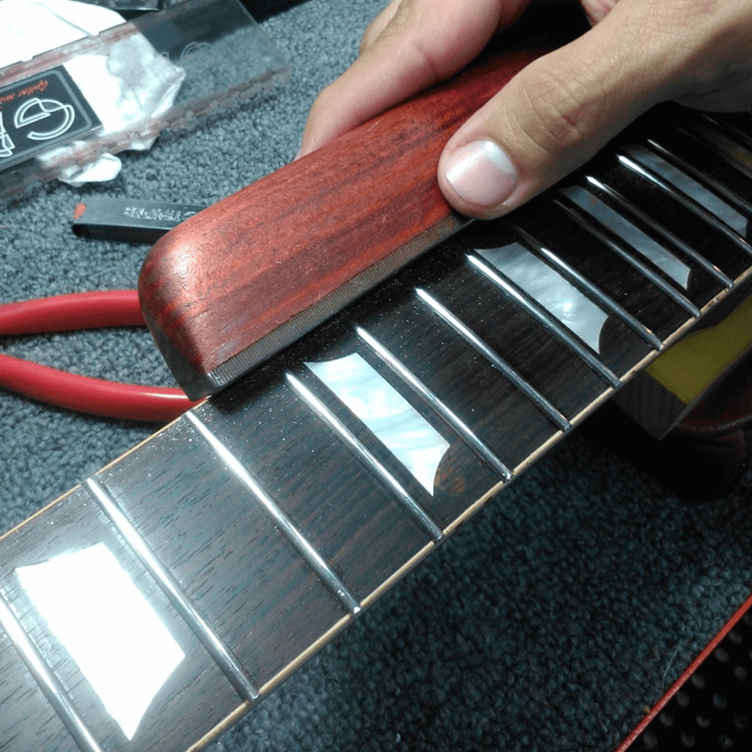 Biselado de Frets | El biselado consiste en coronar los trastes (darles forma en los extremos) y pulirlos para eliminar cualquier imperfección o aspereza. Es un proceso delicado, requiere experiencia y herramientas especializadas.Tiempo de entrega: 3 a 5