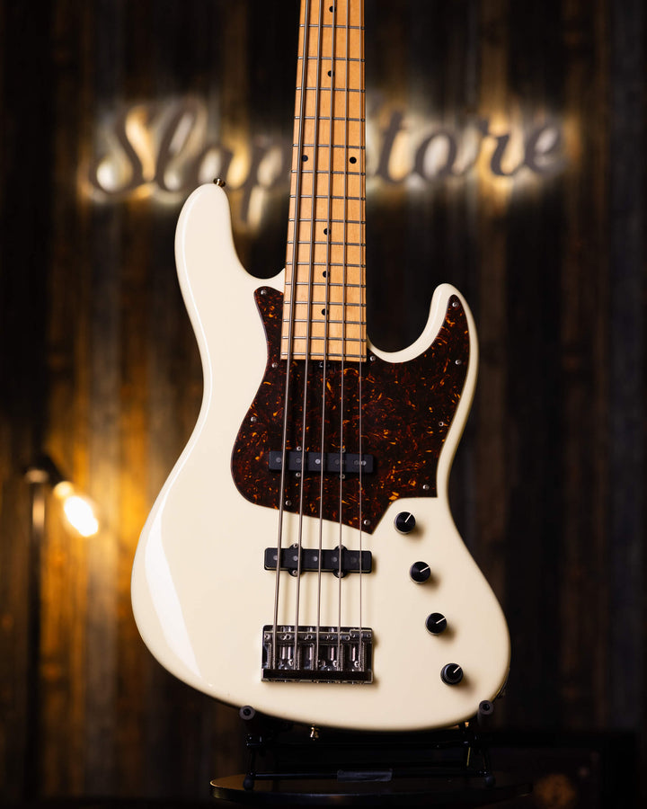 Sadowsky MetroLine 5 Olympic White 2005 - Bajo Eléctrico | Cuerpo • Modelo: MetroLine 5 • Madera: Ash • Terminación: Olympic White Gloss Brazo • Madera: Maple • Perfil: C• Terminación: Gloss• Escala: 34” • Nuez: Bronze Diapasón • Madera: Maple• Radio: 12"