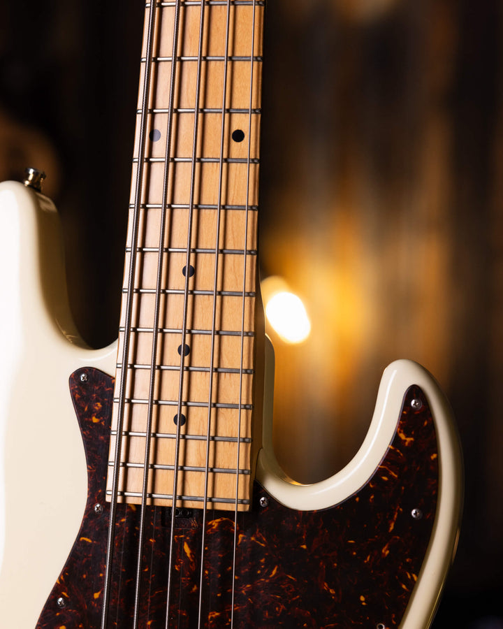 Sadowsky MetroLine 5 Olympic White 2005 - Bajo Eléctrico | Cuerpo • Modelo: MetroLine 5 • Madera: Ash • Terminación: Olympic White Gloss Brazo • Madera: Maple • Perfil: C• Terminación: Gloss• Escala: 34” • Nuez: Bronze Diapasón • Madera: Maple• Radio: 12"