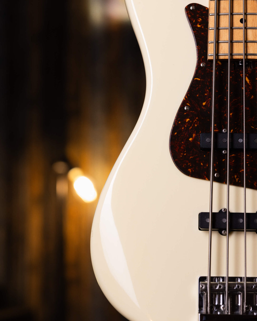 Sadowsky MetroLine 5 Olympic White 2005 - Bajo Eléctrico | Cuerpo • Modelo: MetroLine 5 • Madera: Ash • Terminación: Olympic White Gloss Brazo • Madera: Maple • Perfil: C• Terminación: Gloss• Escala: 34” • Nuez: Bronze Diapasón • Madera: Maple• Radio: 12"