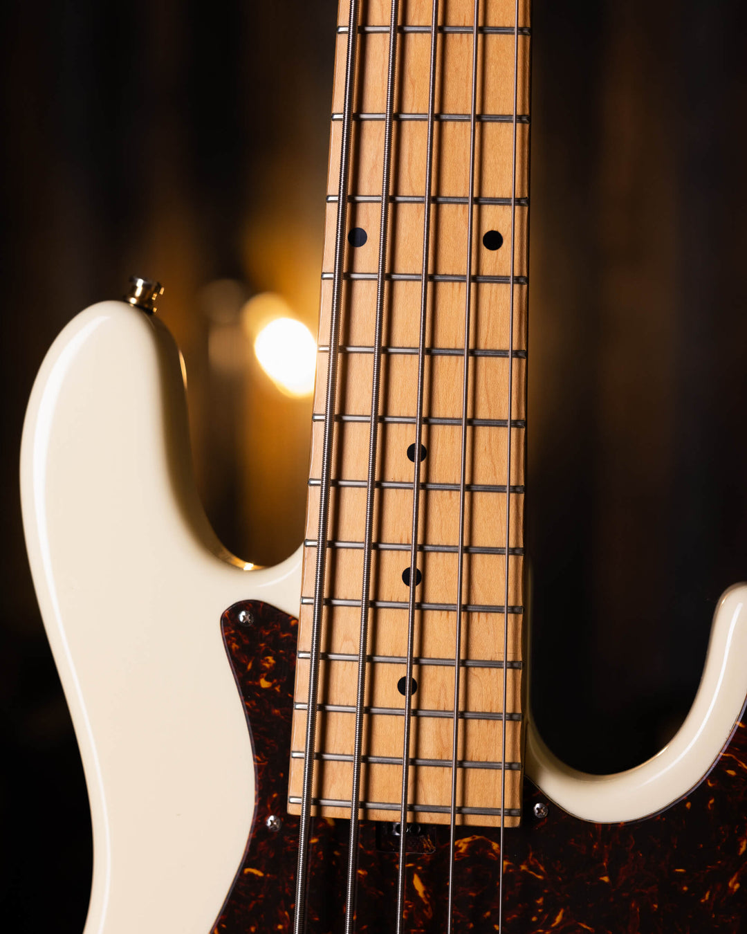 Sadowsky MetroLine 5 Olympic White 2005 - Bajo Eléctrico | Cuerpo • Modelo: MetroLine 5 • Madera: Ash • Terminación: Olympic White Gloss Brazo • Madera: Maple • Perfil: C• Terminación: Gloss• Escala: 34” • Nuez: Bronze Diapasón • Madera: Maple• Radio: 12"