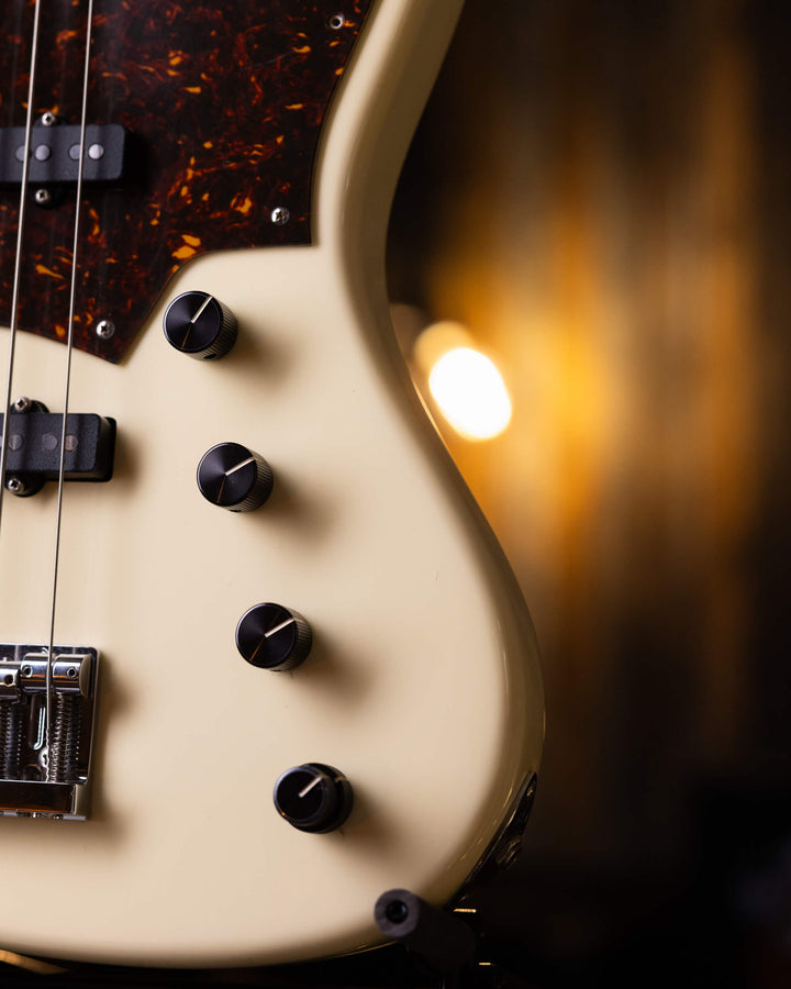 Sadowsky MetroLine 5 Olympic White 2005 - Bajo Eléctrico | Cuerpo • Modelo: MetroLine 5 • Madera: Ash • Terminación: Olympic White Gloss Brazo • Madera: Maple • Perfil: C• Terminación: Gloss• Escala: 34” • Nuez: Bronze Diapasón • Madera: Maple• Radio: 12"