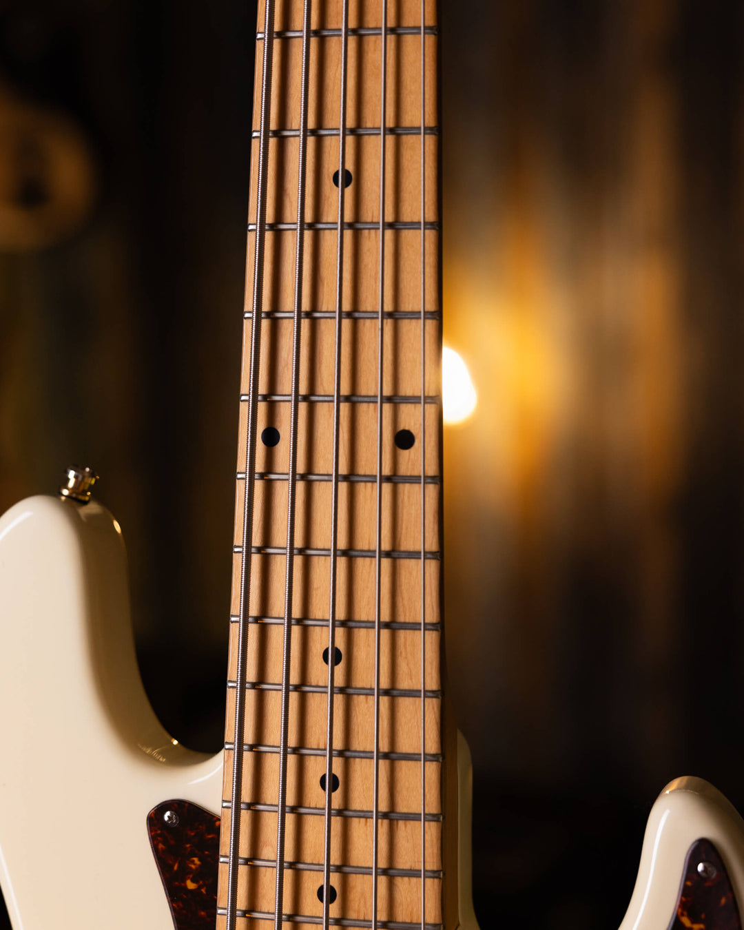 Sadowsky MetroLine 5 Olympic White 2005 - Bajo Eléctrico | Cuerpo • Modelo: MetroLine 5 • Madera: Ash • Terminación: Olympic White Gloss Brazo • Madera: Maple • Perfil: C• Terminación: Gloss• Escala: 34” • Nuez: Bronze Diapasón • Madera: Maple• Radio: 12"