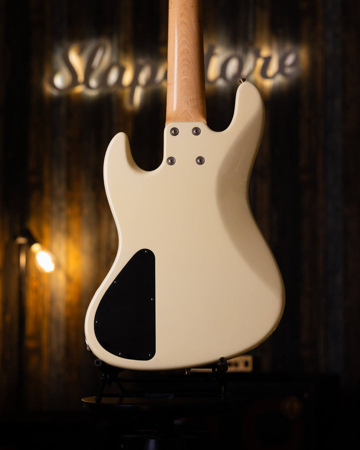 Sadowsky MetroLine 5 Olympic White 2005 - Bajo Eléctrico | Cuerpo • Modelo: MetroLine 5 • Madera: Ash • Terminación: Olympic White Gloss Brazo • Madera: Maple • Perfil: C• Terminación: Gloss• Escala: 34” • Nuez: Bronze Diapasón • Madera: Maple• Radio: 12"