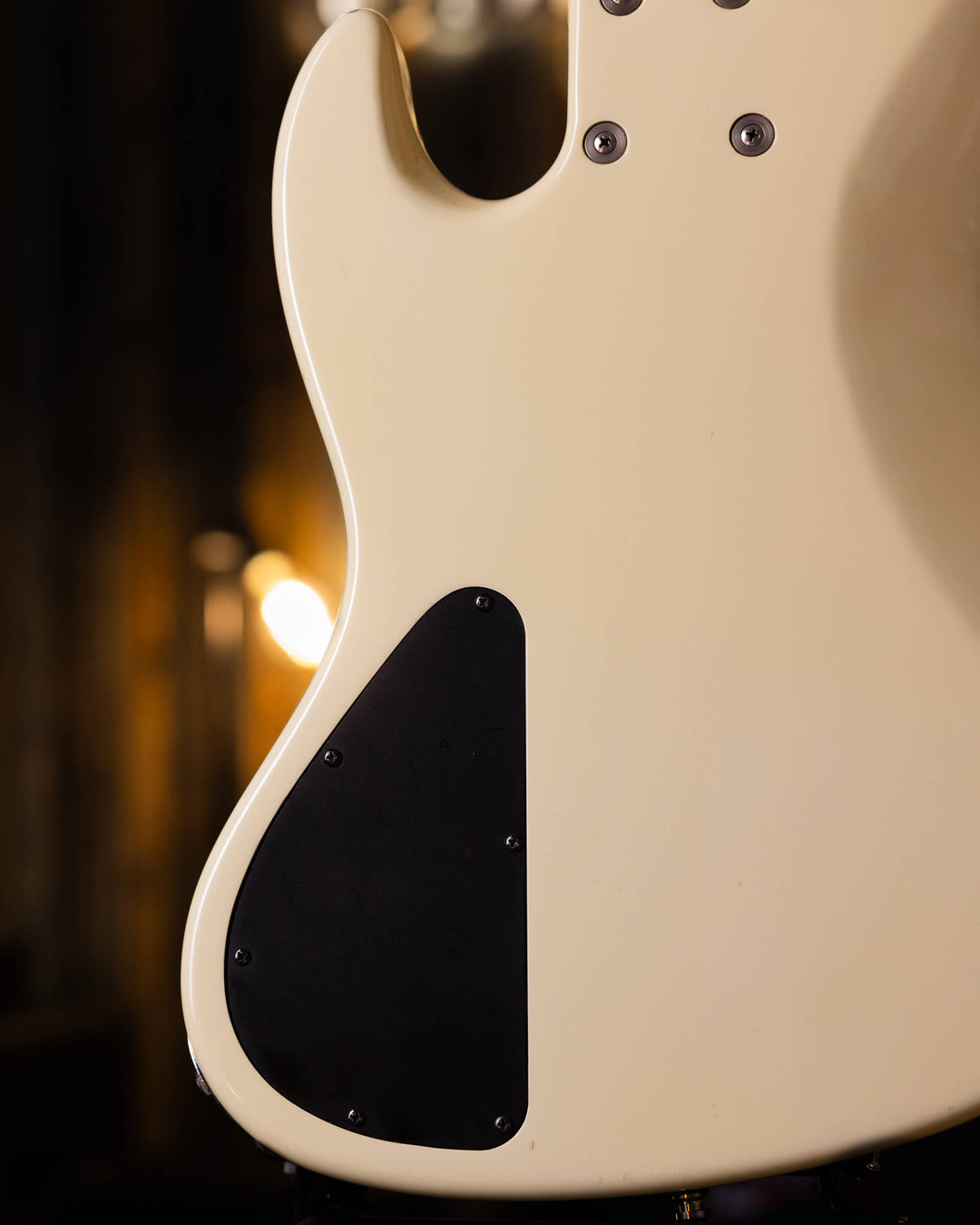 Sadowsky MetroLine 5 Olympic White 2005 - Bajo Eléctrico | Cuerpo • Modelo: MetroLine 5 • Madera: Ash • Terminación: Olympic White Gloss Brazo • Madera: Maple • Perfil: C• Terminación: Gloss• Escala: 34” • Nuez: Bronze Diapasón • Madera: Maple• Radio: 12"