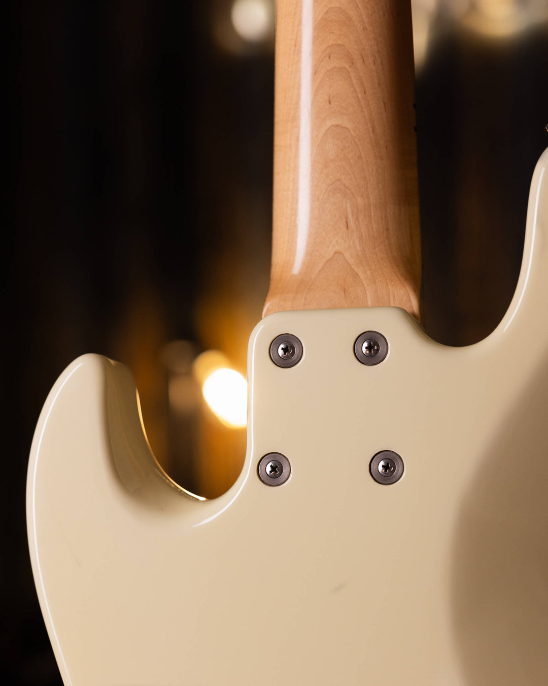 Sadowsky MetroLine 5 Olympic White 2005 - Bajo Eléctrico | Cuerpo • Modelo: MetroLine 5 • Madera: Ash • Terminación: Olympic White Gloss Brazo • Madera: Maple • Perfil: C• Terminación: Gloss• Escala: 34” • Nuez: Bronze Diapasón • Madera: Maple• Radio: 12"