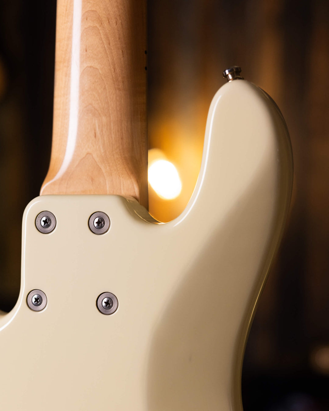 Sadowsky MetroLine 5 Olympic White 2005 - Bajo Eléctrico | Cuerpo • Modelo: MetroLine 5 • Madera: Ash • Terminación: Olympic White Gloss Brazo • Madera: Maple • Perfil: C• Terminación: Gloss• Escala: 34” • Nuez: Bronze Diapasón • Madera: Maple• Radio: 12"