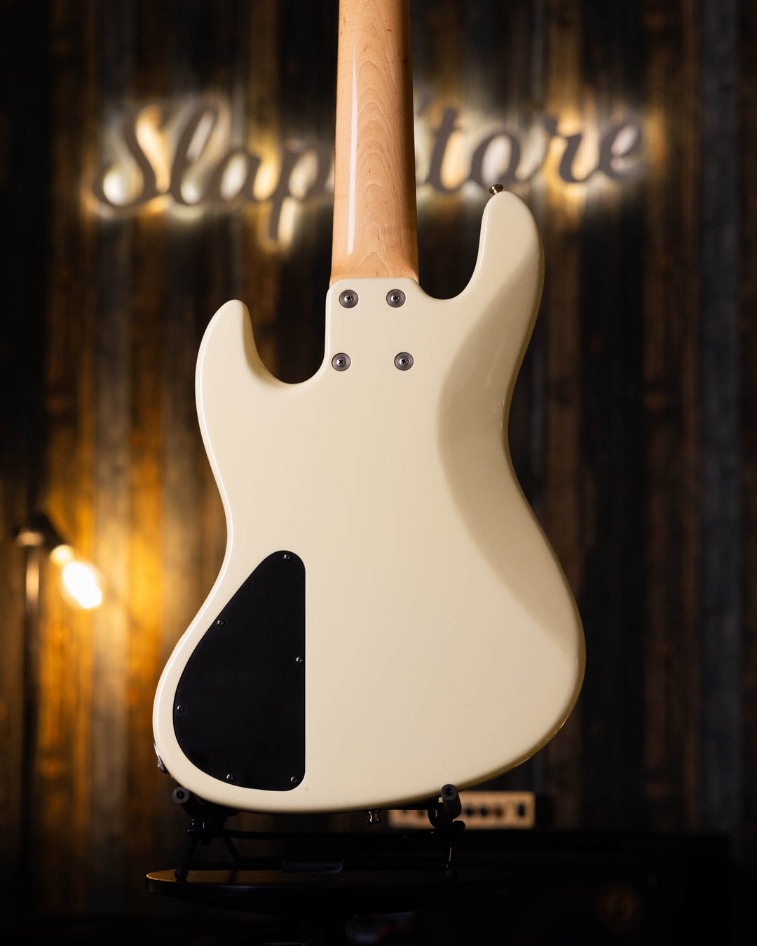 Sadowsky MetroLine 5 Olympic White 2005 - Bajo Eléctrico | Cuerpo • Modelo: MetroLine 5 • Madera: Ash • Terminación: Olympic White Gloss Brazo • Madera: Maple • Perfil: C• Terminación: Gloss• Escala: 34” • Nuez: Bronze Diapasón • Madera: Maple• Radio: 12"