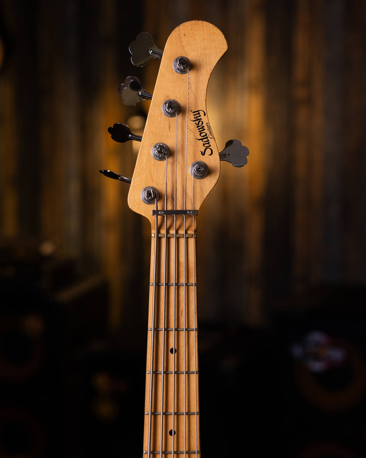 Sadowsky MetroLine 5 Olympic White 2005 - Bajo Eléctrico | Cuerpo • Modelo: MetroLine 5 • Madera: Ash • Terminación: Olympic White Gloss Brazo • Madera: Maple • Perfil: C• Terminación: Gloss• Escala: 34” • Nuez: Bronze Diapasón • Madera: Maple• Radio: 12"