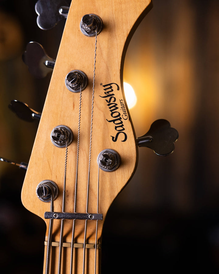 Sadowsky MetroLine 5 Olympic White 2005 - Bajo Eléctrico | Cuerpo • Modelo: MetroLine 5 • Madera: Ash • Terminación: Olympic White Gloss Brazo • Madera: Maple • Perfil: C• Terminación: Gloss• Escala: 34” • Nuez: Bronze Diapasón • Madera: Maple• Radio: 12"