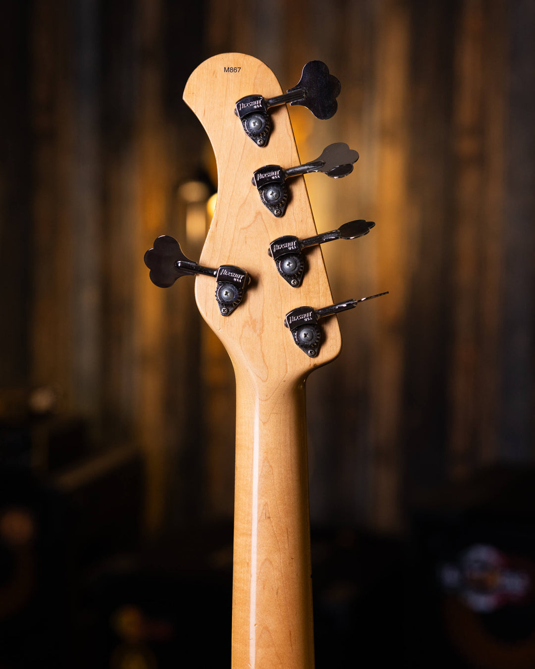 Sadowsky MetroLine 5 Olympic White 2005 - Bajo Eléctrico | Cuerpo • Modelo: MetroLine 5 • Madera: Ash • Terminación: Olympic White Gloss Brazo • Madera: Maple • Perfil: C• Terminación: Gloss• Escala: 34” • Nuez: Bronze Diapasón • Madera: Maple• Radio: 12"