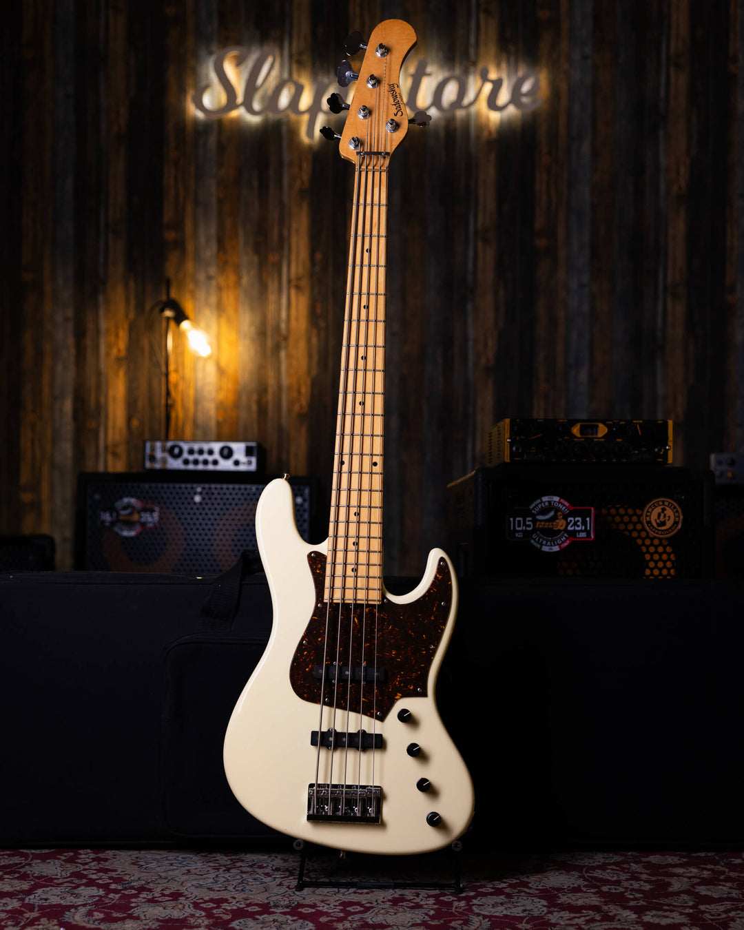 Sadowsky MetroLine 5 Olympic White 2005 - Bajo Eléctrico | Cuerpo • Modelo: MetroLine 5 • Madera: Ash • Terminación: Olympic White Gloss Brazo • Madera: Maple • Perfil: C• Terminación: Gloss• Escala: 34” • Nuez: Bronze Diapasón • Madera: Maple• Radio: 12"