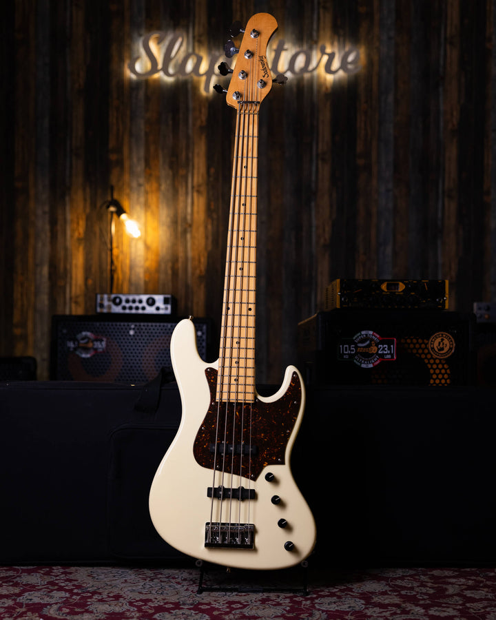 Sadowsky MetroLine 5 Olympic White 2005 - Bajo Eléctrico | Cuerpo • Modelo: MetroLine 5 • Madera: Ash • Terminación: Olympic White Gloss Brazo • Madera: Maple • Perfil: C• Terminación: Gloss• Escala: 34” • Nuez: Bronze Diapasón • Madera: Maple• Radio: 12"