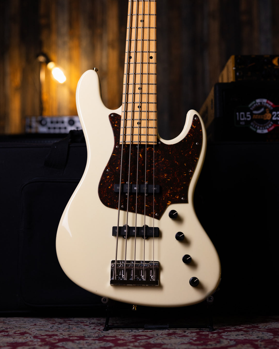 Sadowsky MetroLine 5 Olympic White 2005 - Bajo Eléctrico | Cuerpo • Modelo: MetroLine 5 • Madera: Ash • Terminación: Olympic White Gloss Brazo • Madera: Maple • Perfil: C• Terminación: Gloss• Escala: 34” • Nuez: Bronze Diapasón • Madera: Maple• Radio: 12"