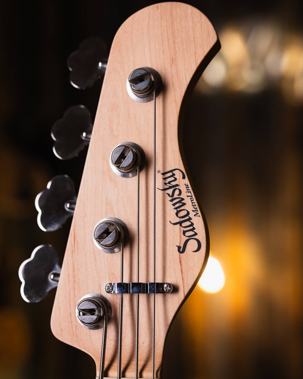 Sadowsky MV4 MetroLine Vintage Natural 2016 - Bajo Eléctrico | Cuerpo • Modelo: MV4 Metroline• Madera: Ash • Terminación: Natural Gloss Brazo • Madera: 3-Piece Maple • Perfil: "C"• Terminación: Gloss• Escala: 34” • Nuez: Bone Diapasón • Madera: Maple• Rad