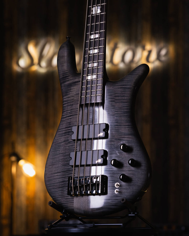Spector Euro5 LX Black Matte 2018 - Bajo Eléctrico | The Euro Classic series takes inspiration from the Spector basses that took the world by storm in the 1980’s. With their unique silhouette and unmistakable sound, these basses became the choice of the m