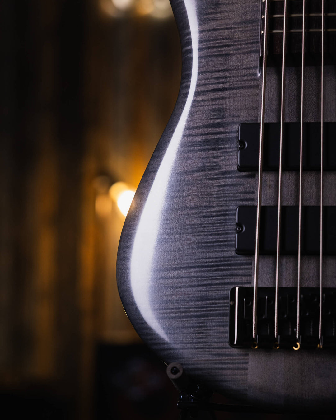 Spector Euro5 LX Black Matte 2018 - Bajo Eléctrico | The Euro Classic series takes inspiration from the Spector basses that took the world by storm in the 1980’s. With their unique silhouette and unmistakable sound, these basses became the choice of the m