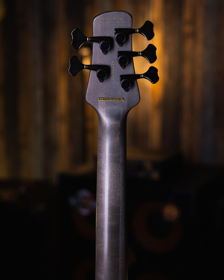 Spector Euro5 LX Black Matte 2018 - Bajo Eléctrico | The Euro Classic series takes inspiration from the Spector basses that took the world by storm in the 1980’s. With their unique silhouette and unmistakable sound, these basses became the choice of the m