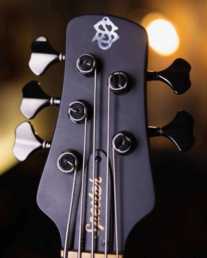 Spector Euro5 LX Black Matte 2018 - Bajo Eléctrico | The Euro Classic series takes inspiration from the Spector basses that took the world by storm in the 1980’s. With their unique silhouette and unmistakable sound, these basses became the choice of the m