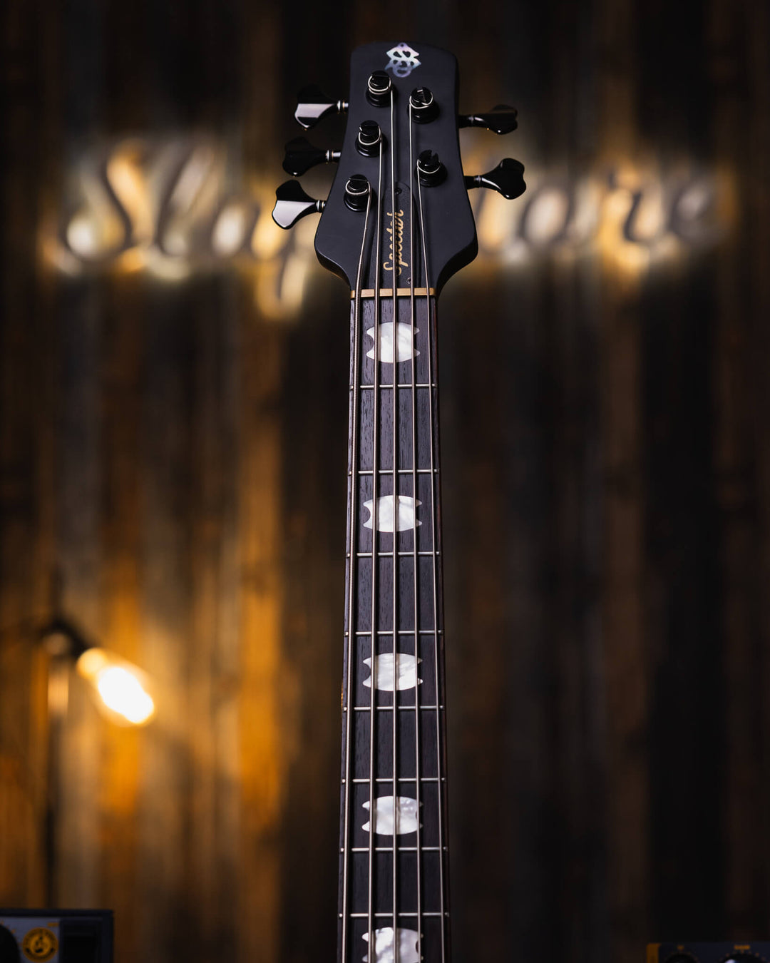 Spector Euro5 LX Black Matte 2018 - Bajo Eléctrico | The Euro Classic series takes inspiration from the Spector basses that took the world by storm in the 1980’s. With their unique silhouette and unmistakable sound, these basses became the choice of the m